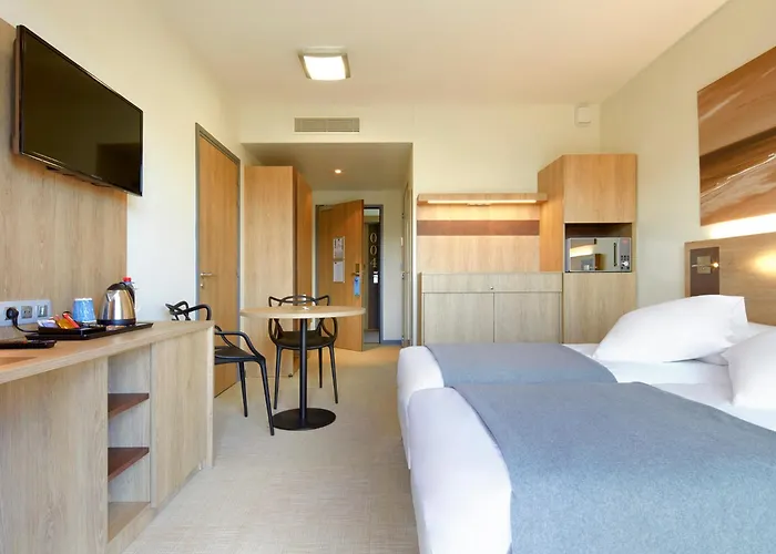 Apartmanhotel Kyriad Prestige & Cabourg-dives-sur-mer 3*