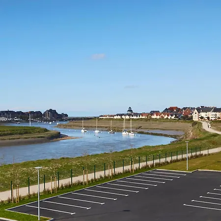 Kyriad Prestige & Cabourg-dives-sur-mer アパートホテル