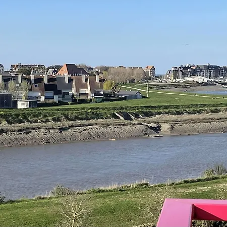 Kyriad Prestige & Cabourg-dives-sur-mer ディーブ・シュール・メール