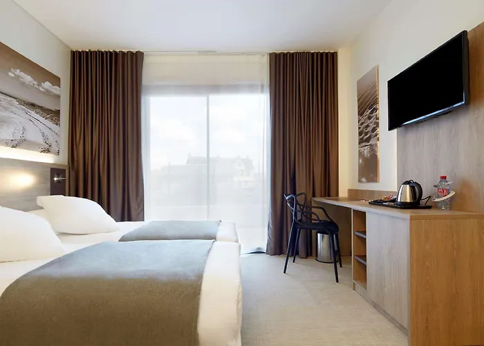 Kyriad Prestige & Cabourg-dives-sur-mer 3*